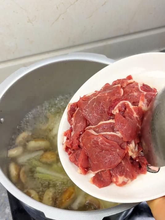口蘑冬瓜牛肉汤 牛肉原汁原味鲜嫩好吃 汤水鲜甜好喝
