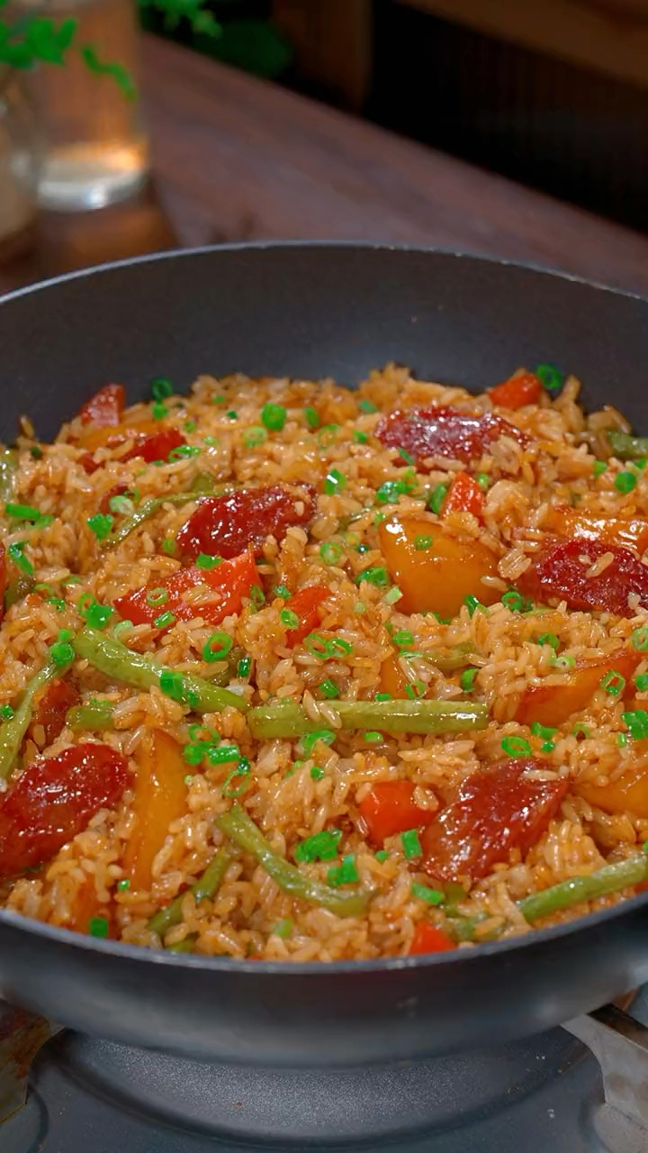 每次做这个土豆豆角焖饭,我家孩子都能多吃两碗,盖子打开那一刻真的太香了