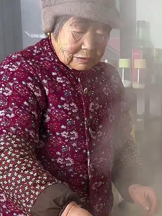 女子拍视频展示比拳头还大的汤圆,一个碗只能装一个汤圆