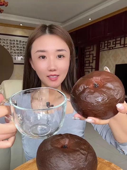 冻梨,又叫冻秋梨别名软儿香水梨等,是中国北方冬季特色果品之一