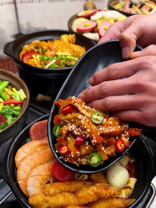 特色砂锅面,八种口味,每个口味各有特色,好吃实惠,都是回头客