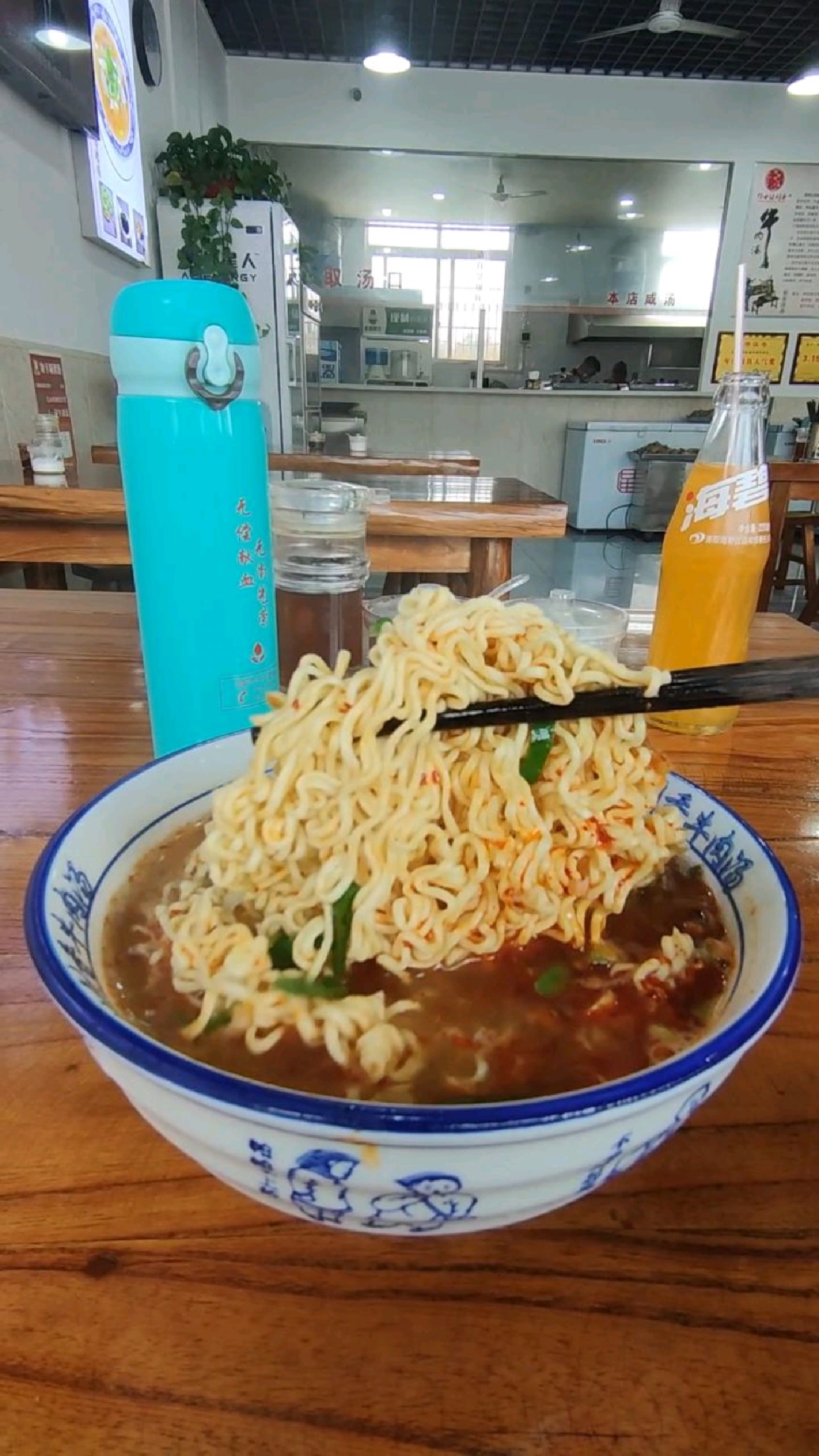 方便面在大汤锅里煮,会和牛肉汤串味儿,所以要直接泡碗里或用小锅单煮。
