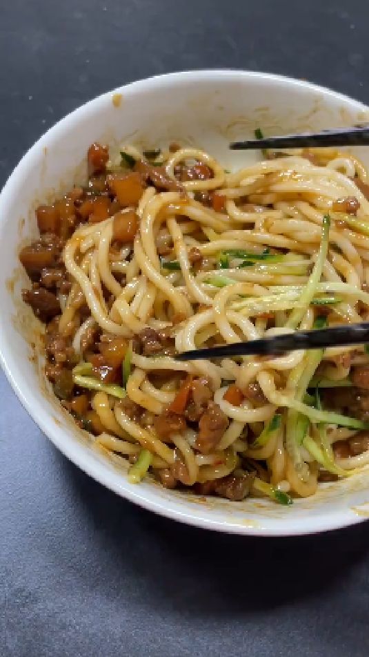 肉酱面的做法
