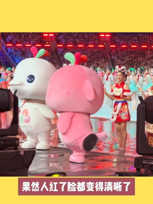 原来肖战之前晚会上拿的是大湾鸡