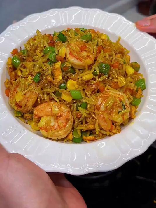 今天做了小朋友特别爱吃的咖喱炒饭