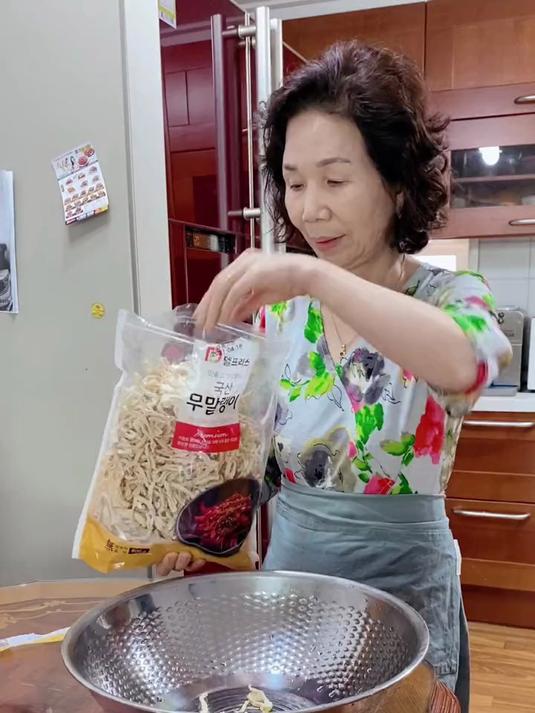 韩国婆婆做的辣拌萝卜条干 做法十分简单爽口好吃 我当辣条吃