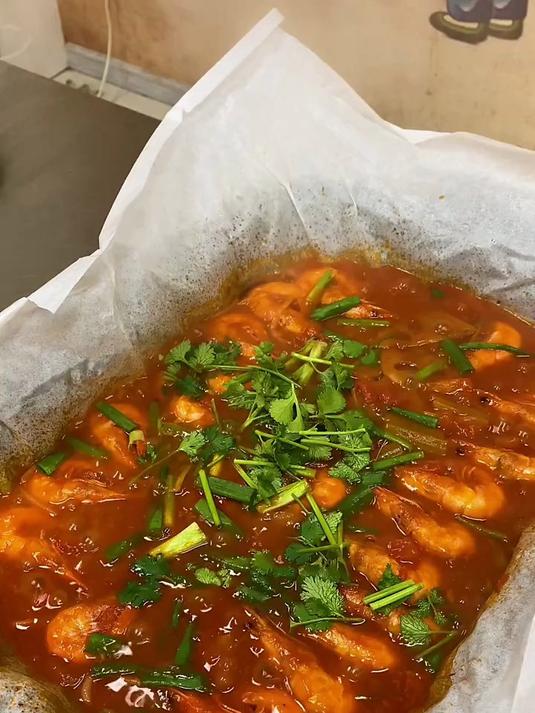 大虾这样用纸包着蒸,邻居闻到都馋哭了!