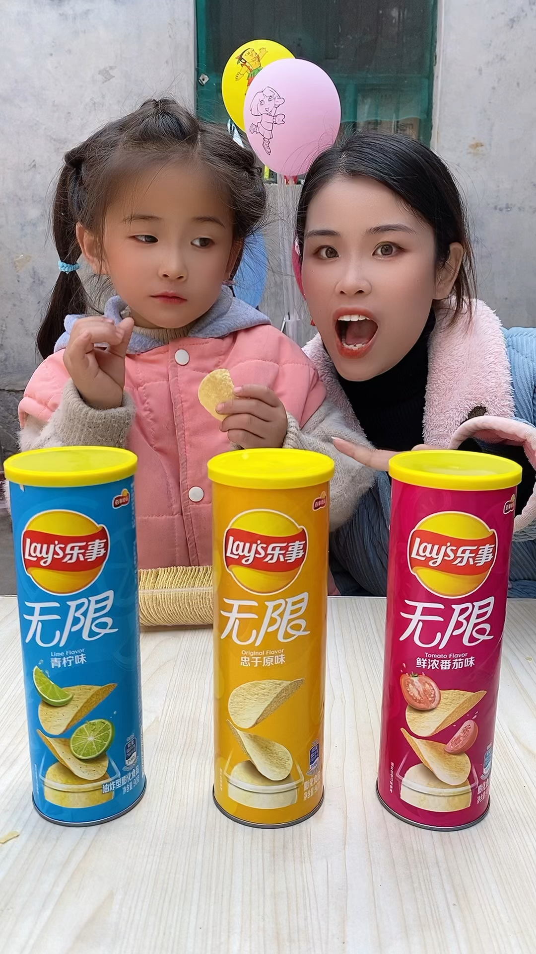 亲子互动游戏,大宝在吃薯片,我也要吃!