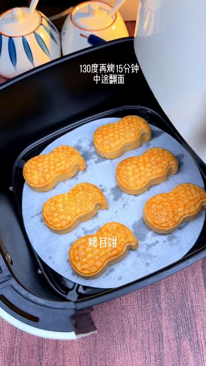 用家里普通材料就能烤出外皮酥脆的花生月饼,满口花生芝麻香
