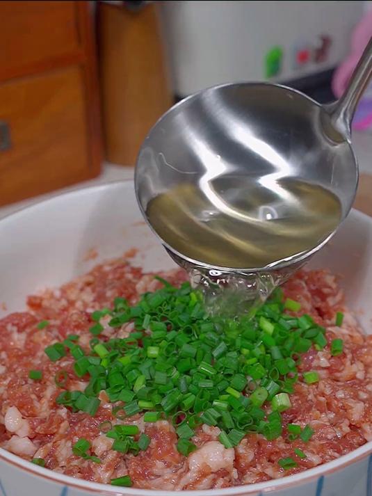 孩子们爱吃的玉米胡萝卜饺子馅，像这样做 一次能吃20个#热门#