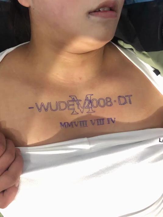 妹子胸前刺青,看着真够累的