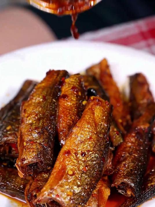 湖南特色美食!手撕鱼烟熏入味,香辣鲜香超诱人