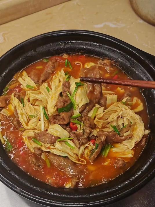 腐竹牛肉煲,牛肉鲜嫩,腐竹特别吸汁,上桌孩子们抢着吃!