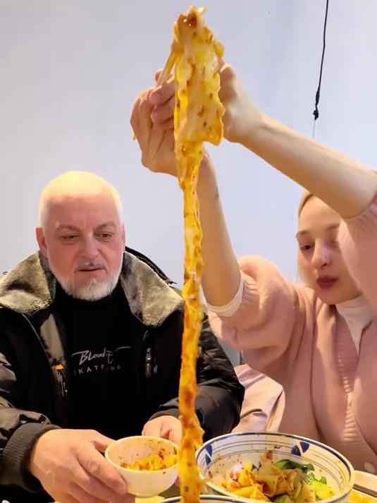 乌克兰老丈人丈母娘吃陕西面食