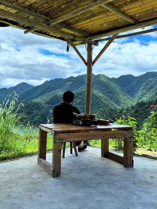 农村简单的一餐，酸汤鱼配广菜，开胃解馋，太安逸了！