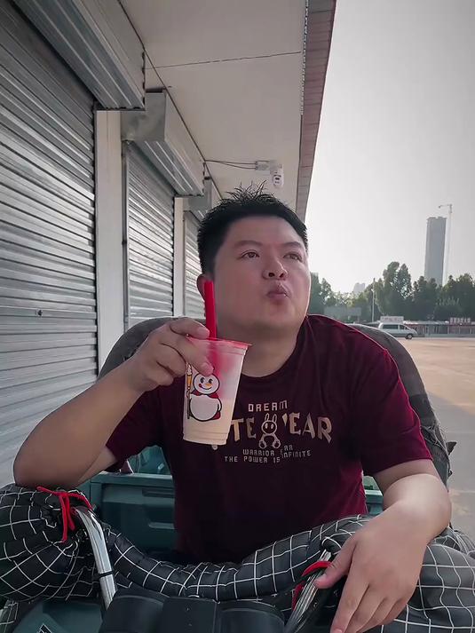 老爸用擦完珍珠奶茶的纸又给我擦了眼泪