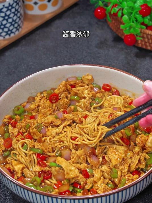 每次做这个鸡蛋酱面，我老公都能吃上三碗