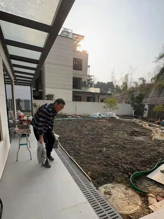 庭院里瓷砖和土地的交界处铺设鹅卵石,那带走鞋底的土,非常不错