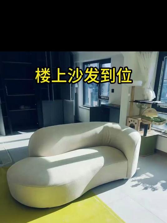 楼上的异形鹅卵石沙发到位,抬上去是个大工程,洞口大