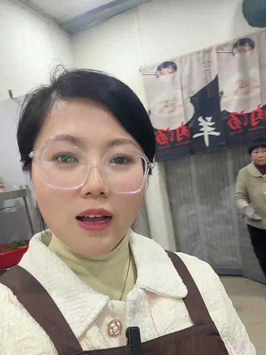 今天我们忙店里，爸妈在后面给我们包饺子吃，这种感觉真的很幸福，一路走来，都是帮助我们的人