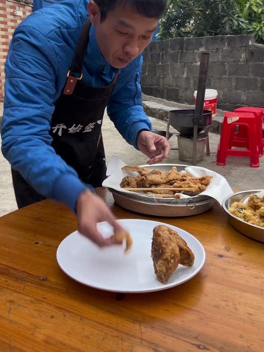 这就是简简单单的农村猫冬美食，今天做个松花鱼，酸酸甜甜要下饭