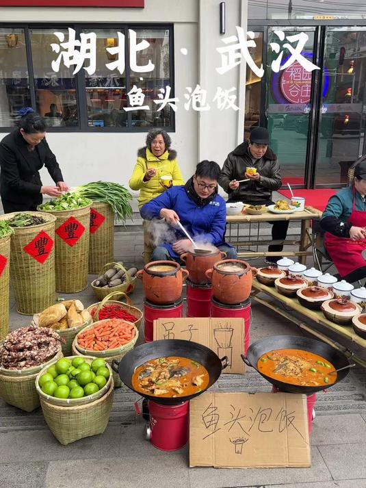 来武汉记住这个位置居民楼下的烟火气美食鱼头泡饭好好吃