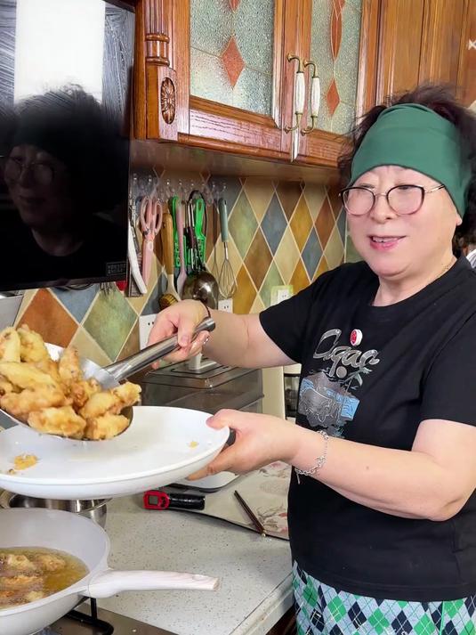 这家常素炒饼太香了！再来头大蒜您就吃去吧，香一大跟头