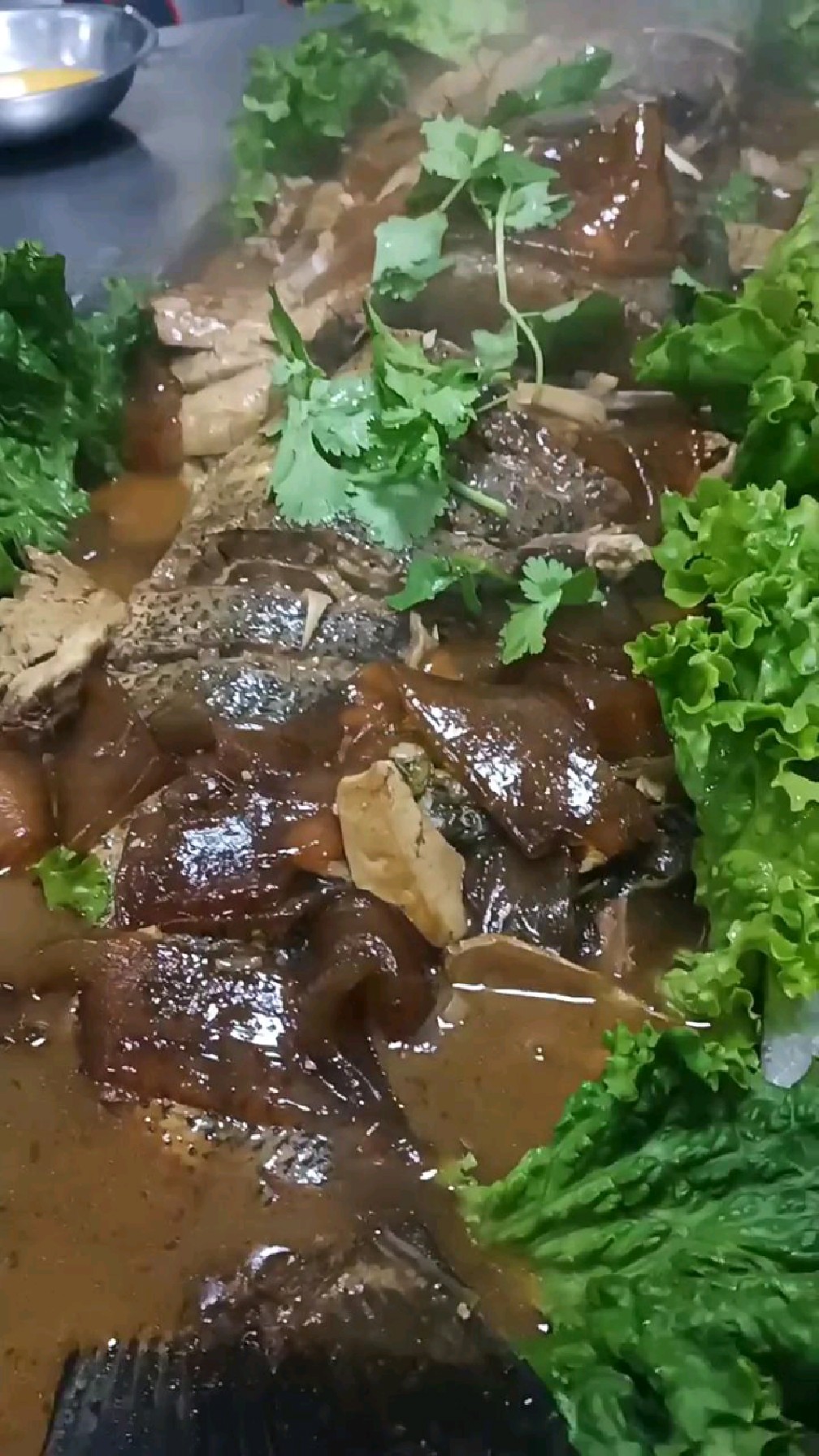 家常焖海鲈鱼。酱汁浓郁,