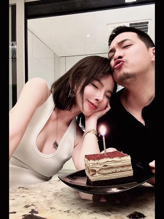 一个蛋糕 一根蜡烛 两个契合的人。生日快乐,我的花臂老公