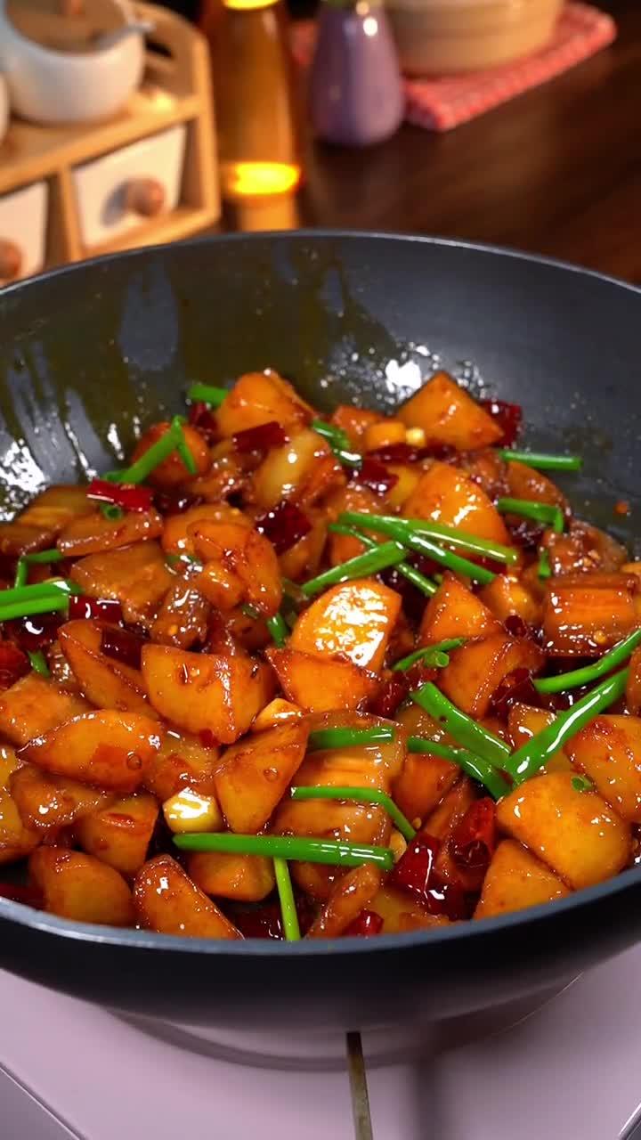 每次只要做这个干锅土豆,我家那口子能吃三碗大米饭下饭菜土豆家常菜
