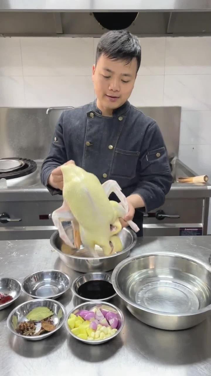 今天分享一个广东特色名菜,碌鸭。和碌鹅同一个制作手法