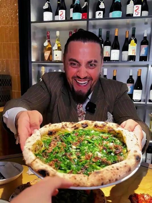 家人们我真的第一次吃香菜披萨和香葱披萨，有人吃过吗？