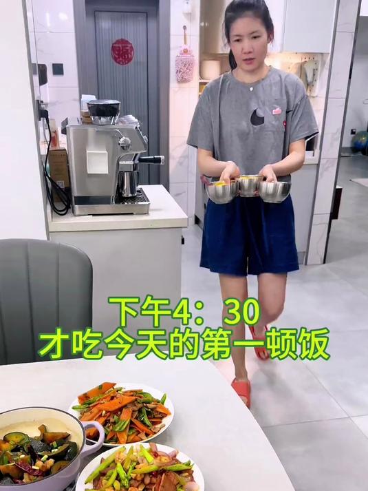 昨天晚上去吃夜宵了,睡到下午才起来做饭