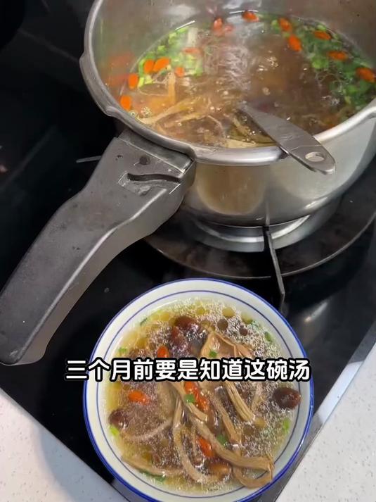喝汤也能养颜?茶树菇排骨汤的美容秘密