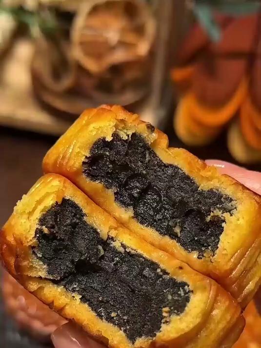 这款黑豆沙月饼,柴火制的口感好