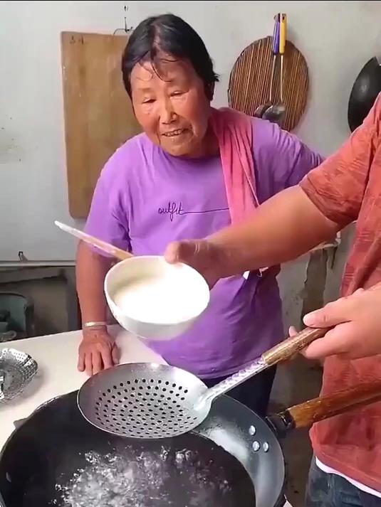 家里有小朋友的,可以备上这个刨丝器,再也不怕切菜了