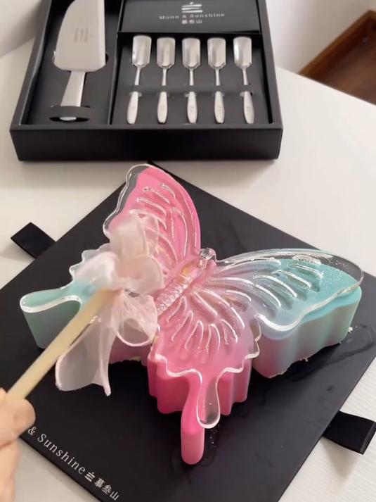 敲着吃的生日蛋糕,打卡网红新品~
