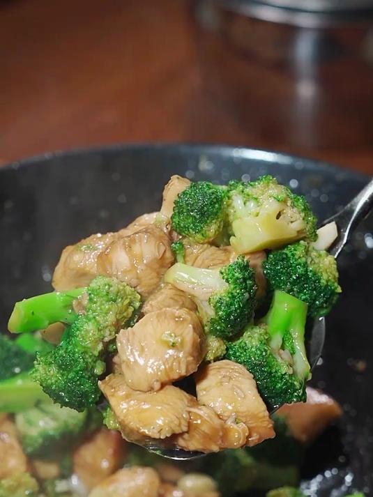 鲜美下饭的西蓝花炒鸡胸肉