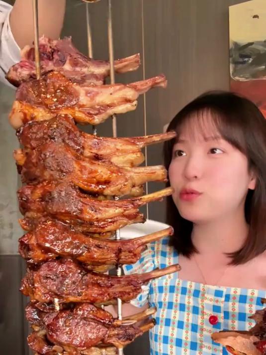 坐高铁去吃烤肉,大肉汉堡羊排真给我吃满足了!爽了~