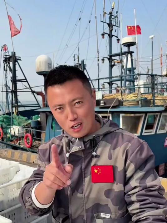 #海鲜控必看##海鲜控必吃#舟山鲜鱼上岸都是这样小眼睛老鹰嘴的正宗舟山带鱼拿回家清蒸红烧都