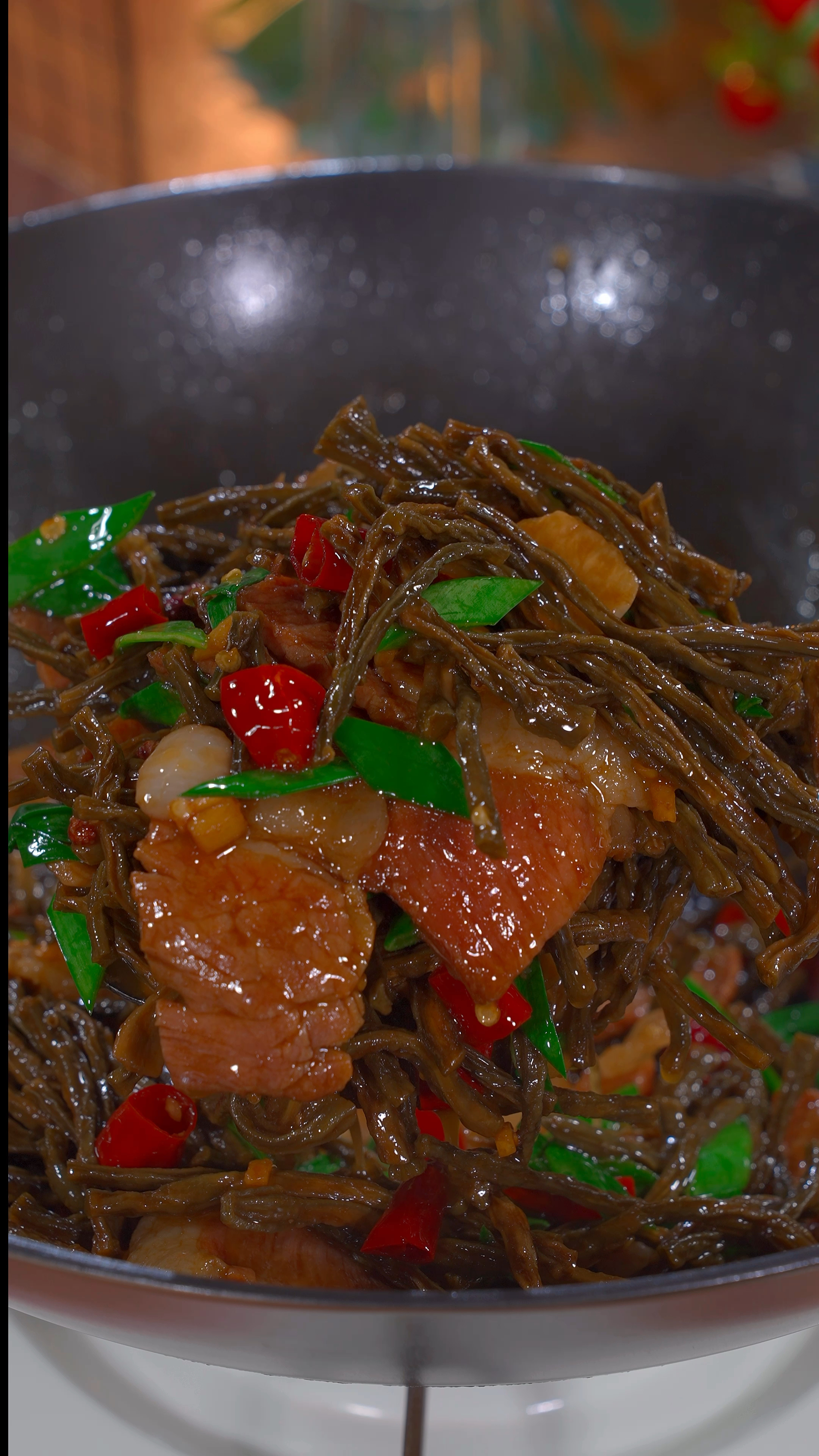 地地道道的农家菜腊肉炒干豆角,干香浓郁,好吃又下饭