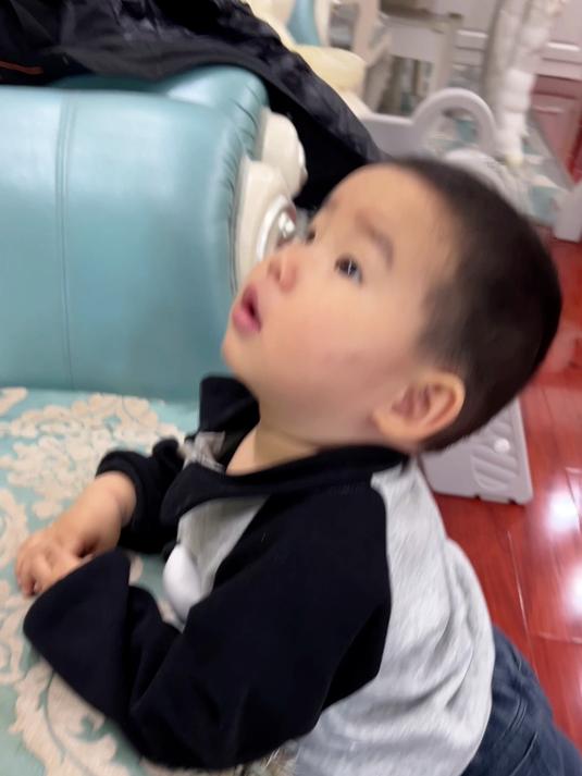 小鱼儿去车站接姥姥和姥爷，刚见面的时候还尴尬了