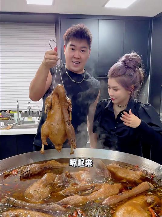 塞满鲍鱼的潮汕卤鹅