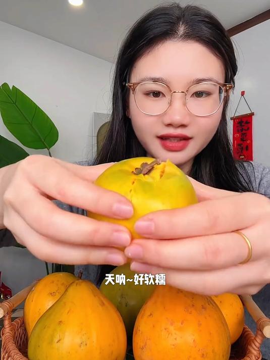用心管护鸡蛋果全程不打催熟药剂,好果熟透难运输低价甩卖也难回本