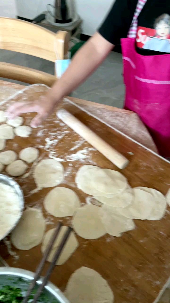 1年级小学生自己包饺子
