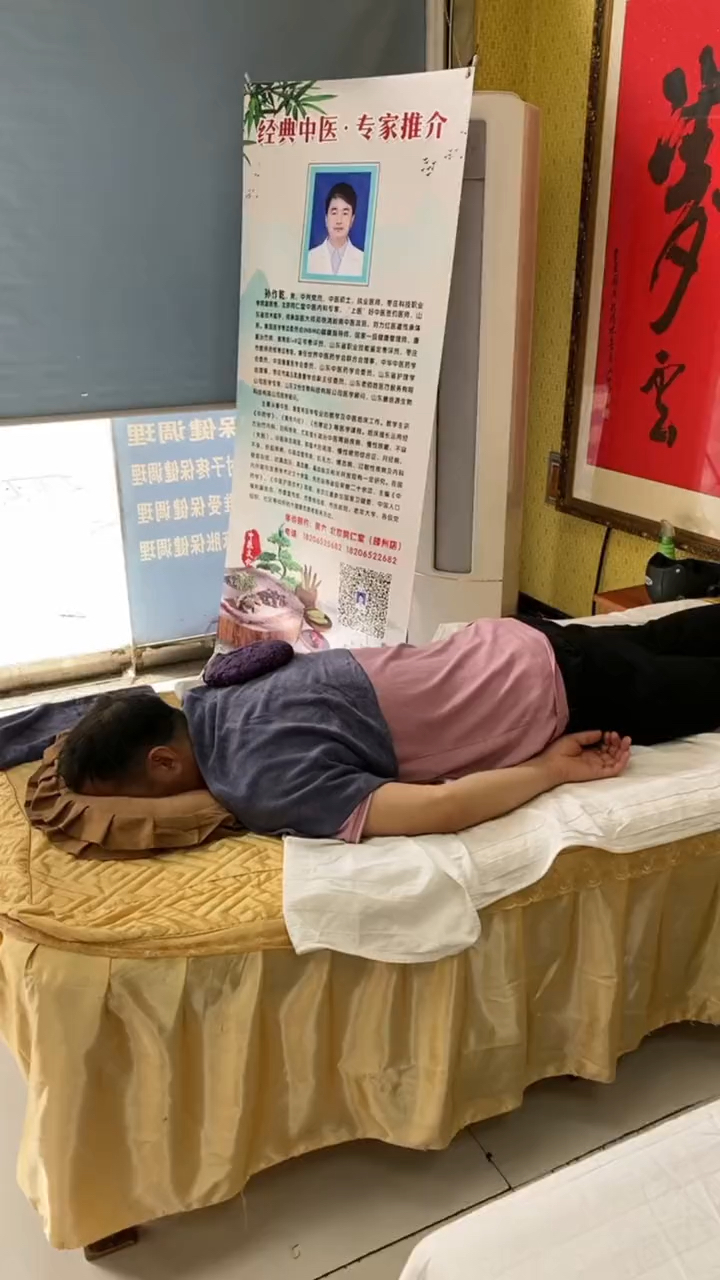 山东道宫推拿院如是说:黑馒头热敷法具有活血化瘀温阳散寒、解表发汗等作用与功效。