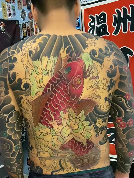 大哥满背鲤鱼纹身，寓意非常好，年年有余