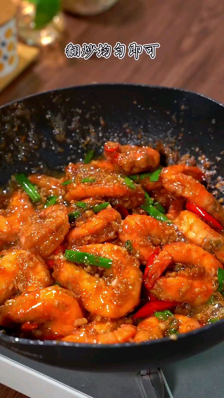 超好吃的蒜蓉大虾,蒜香味浓郁,做法简单,好吃到停不下来