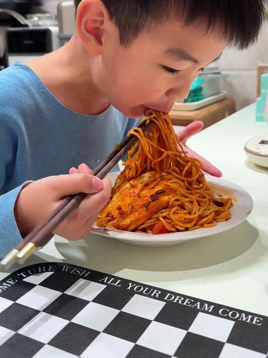 用3分钟做一份番茄肉酱拌面 轻松解决小朋友的早餐