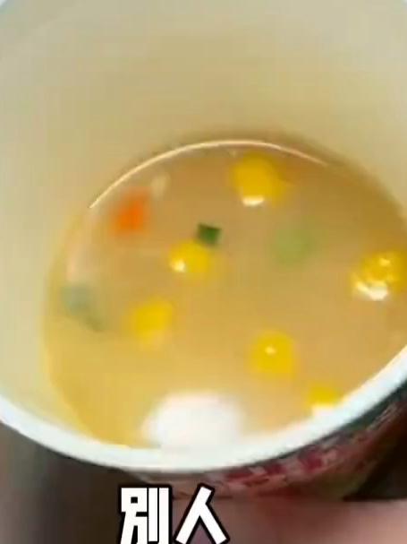 吃剩的泡面汤别倒掉啦,用它来做鸡蛋糕,鲜香滑嫩太好吃啦#空气炸锅美食#
